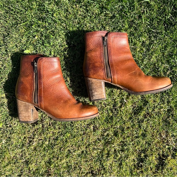 Frye Addie Double Zip Moto Ankle Boot Cognac Distressed Leather Size 9 NICE! - Picture 1 of 16
